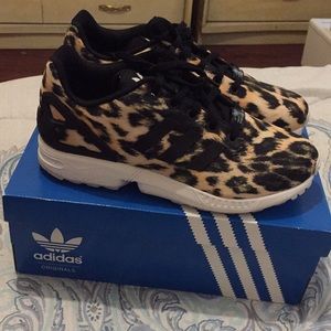 Woman’s adidas sneakers size 5 1/2